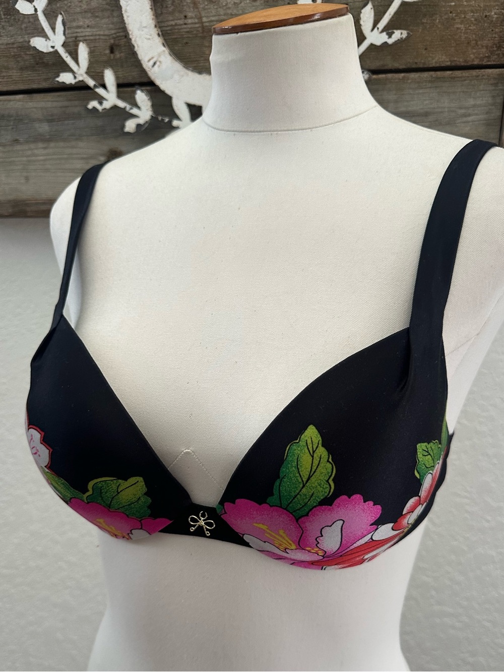 Victoria’s Secret black floral underwire plunge bra size 34C